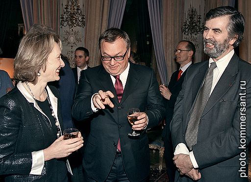 Посол Франции в России Станислас де Лабуле (справа) на церемонии вручения ордена Франции &amp;quot;За заслуги&amp;quot; президенту &amp;quot;Внешторгбанка&amp;quot; (ВТБ) Андрею Костину (в центре). Церемония прошла в посольстве Франции