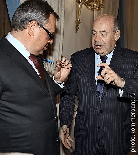 Руководитель Федерального агенства России по культуре и кинематографии Михаил Швыдкой (справа) на церемонии вручения ордена Франции &amp;quot;За заслуги&amp;quot; президенту &amp;quot;Внешторгбанка&amp;quot; (ВТБ) Андрею Костину (слева). Церемония прошла в посольстве Франции