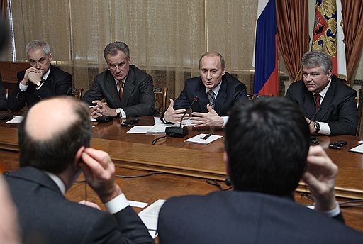 Президент России Владимир Путин (в центре) и его помощник Сергей Ястржембский (второй слева) во время встречи с итальянскими предпринимателями в подмосковной резиденции Президента России в Ново-Огарево