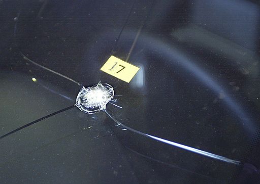 2005 год. Лобовое стекло автомобиля со следами выстрелов во время покушения на главу РАО &amp;quot;ЕЭС России&amp;quot; Анатолия Чубайса автомобиль в гараже