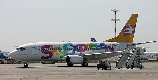 Аэропорт &amp;quot;Внуково&amp;quot;. Самолет компании &amp;quot;Sky Express.ru&amp;quot; на взлетной полосе