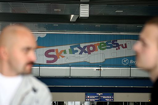 Рекламный плакат авиакомпании &amp;quot;Sky Express.ru&amp;quot; в холле аэропорта &amp;quot;Внуково&amp;quot;