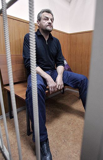 Советник по юридическим вопросам &amp;quot;Межтрастбанка&amp;quot; Андрей Сагура, которого подозревают в пособничестве в получении взятки в 750 тысяч евро экс-начальником Главного следственного управления при генпрокуратуре Дмитрием Довгием, на заседании Басманного суда
