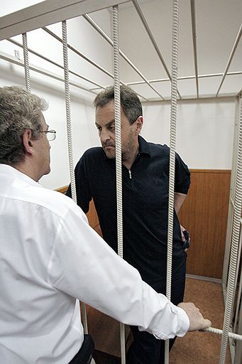 Советник по юридическим вопросам &amp;quot;Межтрастбанка&amp;quot; Андрей Сагура (справа), которого подозревают в пособничестве в получении взятки в 750 тысяч евро экс-начальником Главного следственного управления при генпрокуратуре Дмитрием Довгием, на заседании Басманного суда