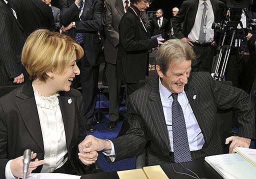 Глава МИД Грузии Эка Ткешелашвили (слева) охотно общалась со своим французским коллегой Бернаром Кушнером (справа) и другими представителями Евросоюза, но упорно игнорировала российскую делегацию. Та отвечала ей взаимностью