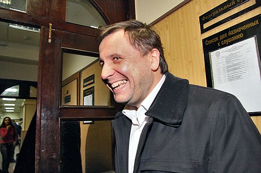 Генеральный директор завода &amp;quot;Красный маяк&amp;quot; Константин Сонин, подозреваемый в незаконном приобретении акций завода, перед началом заседанием Тверского районного суда