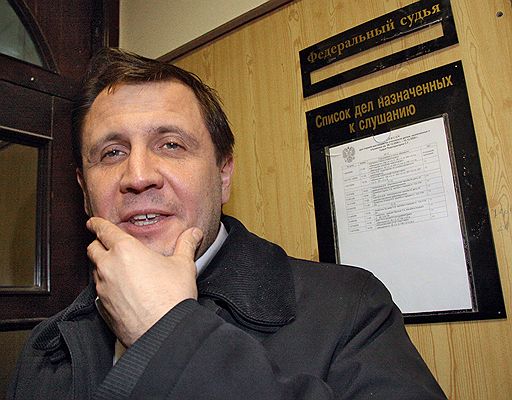 Генеральный директор завода &amp;quot;Красный маяк&amp;quot; Константин Сонин, подозреваемый в незаконном приобретении акций завода, перед началом заседанием Тверского районного суда