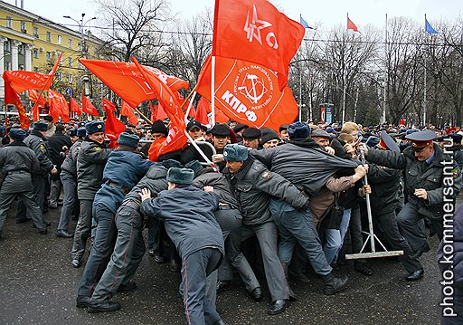 В Воронеже протестная акция КПРФ завершилась прорывом милицейского оцепления и перекрытием одной из центральных улиц