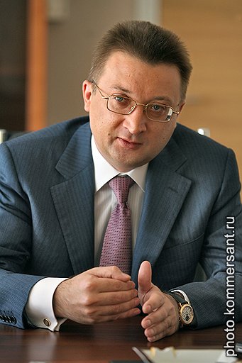 Рост через поглощения не менее рискован. Я не вижу на рынке, кого и ради чего можно было бы купить: корпоративный банк ради дыры в балансе или безусловно убыточную банковскую розницу?