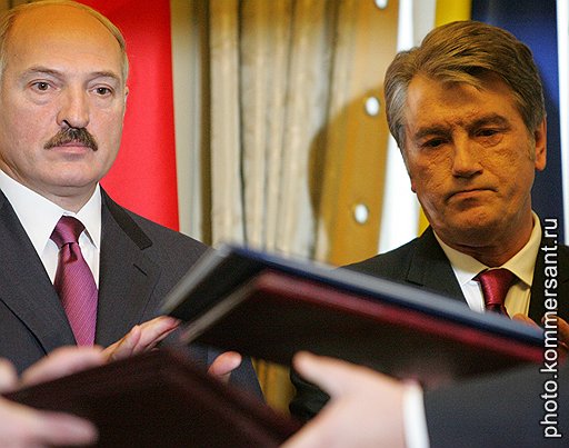 Президент Украины Виктор Ющенко (справа) и Президент Республики Беларусь Александр Лукашенко во время официальной встречи