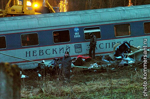 Место крушения поезда &amp;quot;Невский экспресс&amp;quot;, сошедшего с рельсов в результате теракта вечером 27 ноября 2009 года. Скорый поезд потерпел крушение в километре от административной границы Новгородской и Тверской областей. Погибли 25 человек, судьба 6-ти пока неизвестна. В больницах остаются 90 пострадавших
