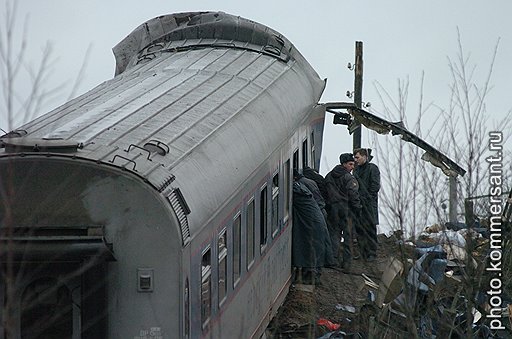 Место крушения поезда &amp;quot;Невский экспресс&amp;quot;, сошедшего с рельсов в результате теракта вечером 27 ноября 2009 года. Скорый поезд потерпел крушение в километре от административной границы Новгородской и Тверской областей. Погибли 25 человек, судьба 6-ти пока неизвестна. В больницах остаются 90 пострадавших