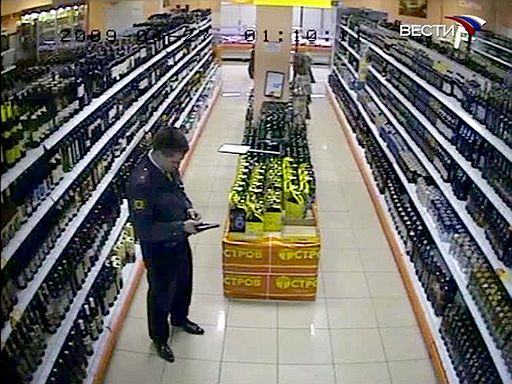 Стоп-кадр с камеры внутреннего наблюдения супермаркета на юге Москвы, в котором бывший начальник ОВД &quot;Царицыно&quot; Денис Евсюков открыл стрельбу