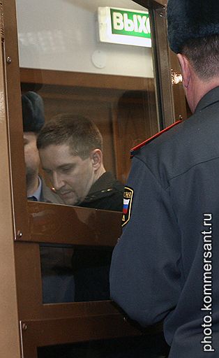 Бывший майор милиции Денис Евсюков, обвиняемый в расстреле людей в московском супермаркете, перед началом процесса по его делу в Московском городском суде