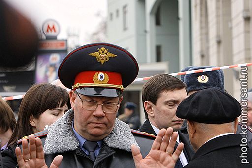 После гибели трех с лишним десятков пассажиров московского метро милиция, как заявил начальник управления информации столичного ГУВД Виктор Бирюков (слева от мэра Юрия Лужкова), &quot;взяла под особый контроль&quot; все транспортные объекты