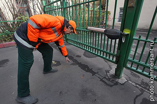 Место нападения на корреспондента издательского дома &amp;quot;Коммерсантъ&amp;quot; Олега Кашина. Дворник Владимир Ладохин у ограды дома на улице Пятницкой, где живет Олег Кашин