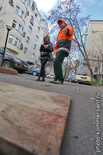 Окровавленные доски, на которых Олег дожидался приезда врачей скорой помощи