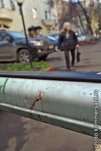 Детали ворот тоже забрызганы кровью