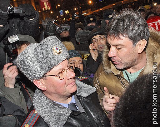 Виктор Бирюков (слева) заподозрил, что акции в защиту 31-й статьи Конституции, в которых принимает активное участие Борис Немцов (справа), являются коммерческим проектом
