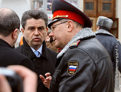 Руководитель Управления взаимодействия со СМИ Следственного комитета при прокуратуре России Владимир Маркин (слева) и начальник Управления информации и общественных связей ГУВД Москвы Виктор Бирюков (справа)