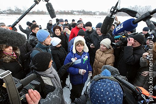 Лидер движения по защите Химкинского леса Евгения Чирикова (в центре) во время акции защитников Химкинского леса в дубраве в районе Старбеевского поля. Во время акции каждое дерево Химкинского леса на пути следования трассы Москва - Санкт-Петербург получило своего персонального защитника