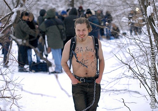 Экологический активист Семен Колобаев всем своим видом выражал горячий протест против вырубки Химкинского леса