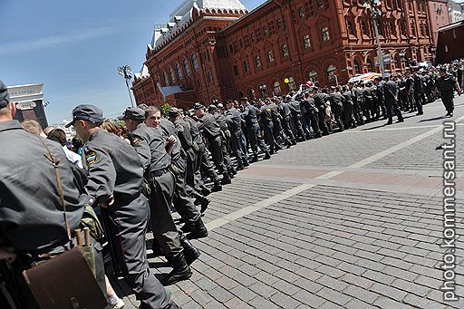 Сотрудники правоохранительных органов на месте проведения несанкционированного гей-парада на Манежной площади