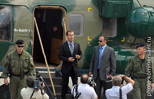 Президент России Дмитрий Медведев (в центре) перед началом заседания Совета по развитию гражданского общества и правам человека