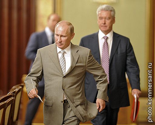 Мэр Москвы Сергей Собянин (справа) и председатель правительства России Владимир Путин (в центре) во время заседания оргкомитета по празднованию 150-летия со дня рождения государственного деятеля Петра Столыпина. Заседание прошло в Доме правительства России