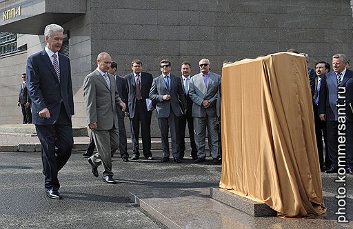 Мэр Москвы Сергей Собянин (слева) и председатель правительства России Владимир Путин (второй слева) на церемонии закладки камня в основание памятника государственному деятелю Петру Столыпину
