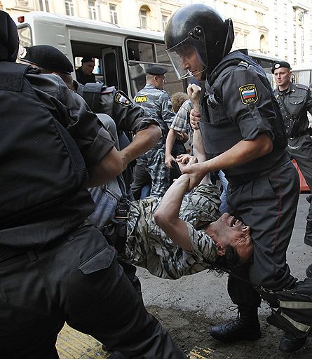 Митинг оппозиционеров в защиту 31-й статьи Конституции, которая гарантирует свободу собраний, прошел на Триумфальной площади. Задержание сотрудниками правоохранительных органов участников митинга