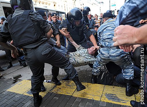 Митинг оппозиционеров в защиту 31-й статьи Конституции, которая гарантирует свободу собраний, прошел на Триумфальной площади. Задержание сотрудниками правоохранительных органов участников митинга