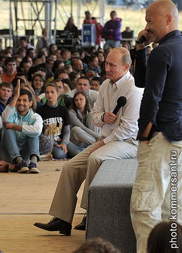 Продюсер, режиссер Федор Бондарчук (справа) во время встречи председателя правительства России Владимира Путина (второй справа) с участниками всероссийскиого молодежного образовательного форума &amp;quot;Селигер-2011&amp;quot;