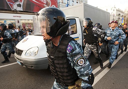 Сторонники Юлии Тимошенко надеются, что освободить ее поможет волна народного гнева, но пока акции в ее поддержку собирают больше силовиков, чем протестующих