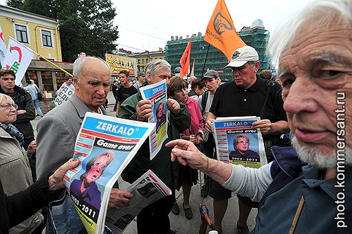 Санкционированный митинг оппозиции на Пионерской площади во время муниципальных выборов в двух муниципальных образованиях &amp;quot;Петровский&amp;quot; и &amp;quot;Красненькая речка&amp;quot;, в которых принимала участие губернатор Санкт-Петербурга Валентина Матвиенко