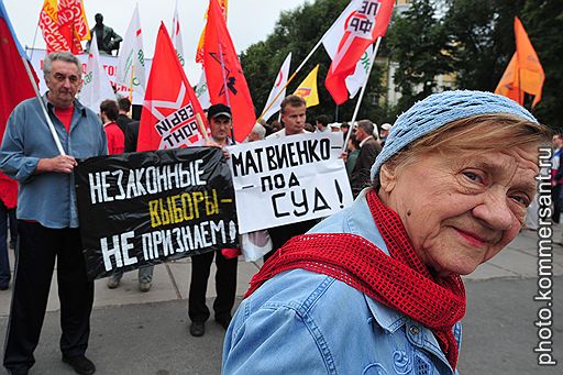 Санкционированный митинг оппозиции на Пионерской площади во время муниципальных выборов в двух муниципальных образованиях &amp;quot;Петровский&amp;quot; и &amp;quot;Красненькая речка&amp;quot;, в которых принимала участие губернатор Санкт-Петербурга Валентина Матвиенко