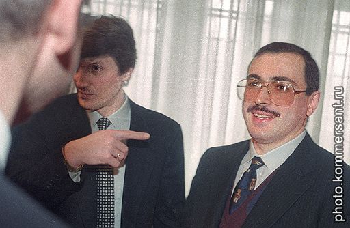 1998 год. Платон Лебедев и Михаил Ходорковский (на фото — во время заседания, посвященного утверждению Сергея Кириенко в должности председателя правительства) планируют будущее