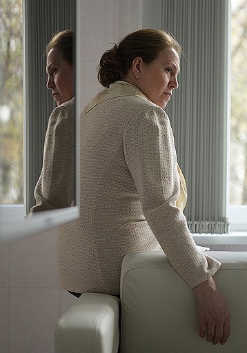 Главная героиня, которую играет Наталья Маркина, вынуждена делить свою жизнь между двумя трагически разными социальными мирами