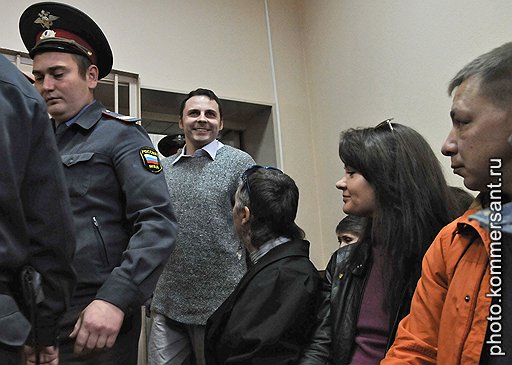 Предполагаемый организатор националистической группировки &quot;Северное братство&quot; Антон Мухачев (в центре)