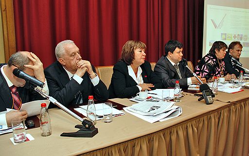 Съезд международного движения российских соотечественников в поддержку Общероссийского Народного Фронта &quot;Интернациональная Россия&quot;. Председатель Коммунистической партии рабочих и селян (КПРС), глава всеукраинской организации движения &quot;Интернациональная Россия&quot; Леонид Грач (второй слева), лидер Прогрессивной социалистический партии Украины Наталья Витренко (третья слева), пресс-секретарь &quot;Интернациональной России&quot; Дмитрий Ермолаев (третий справа), президент Фонда ОКА Татьяна Полоскова (вторая справа) и лидер движения &quot;Возрождение Приднестровья&quot; (Тирасполь) Евгений Шевчук (справа) на заседании съезда
