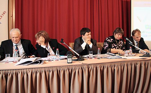 Съезд международного движения российских соотечественников в поддержку Общероссийского Народного Фронта &quot;Интернациональная Россия&quot;. Слева направо: председатель Коммунистической партии рабочих и селян (КПРС), глава всеукраинской организации движения &quot;Интернациональная Россия&quot; Леонид Грач,  лидер Прогрессивной социалистический партии Украины Наталья Витренко, пресс-секретарь &quot;Интернациональной России&quot; Дмитрий Ермолаев, президент Фонда ОКА Татьяна Полоскова, лидер движения &quot;Возрождение Приднестровья&quot; (Тирасполь) Евгений Шевчук на заседании съезда