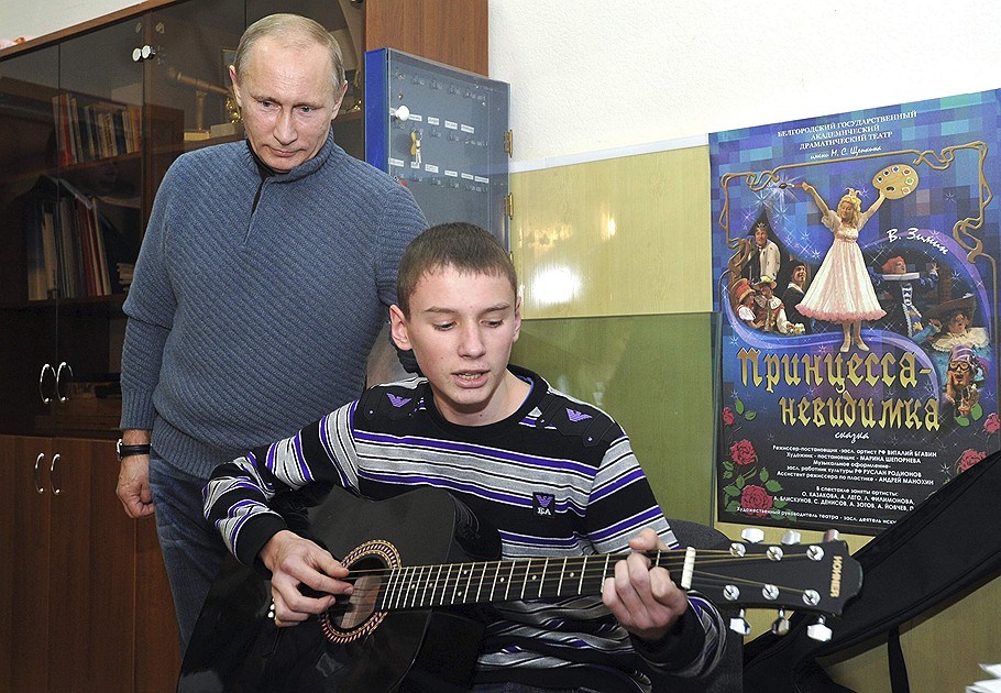 15.11.2011 Премьер-министр РФ Владимир Путин посетил в Белгородской области Всероссийский форум сельской интеллигенции. Он побывал на репетиции молодежного ансамбля и уложил в стоматологическое кресло губернатора области