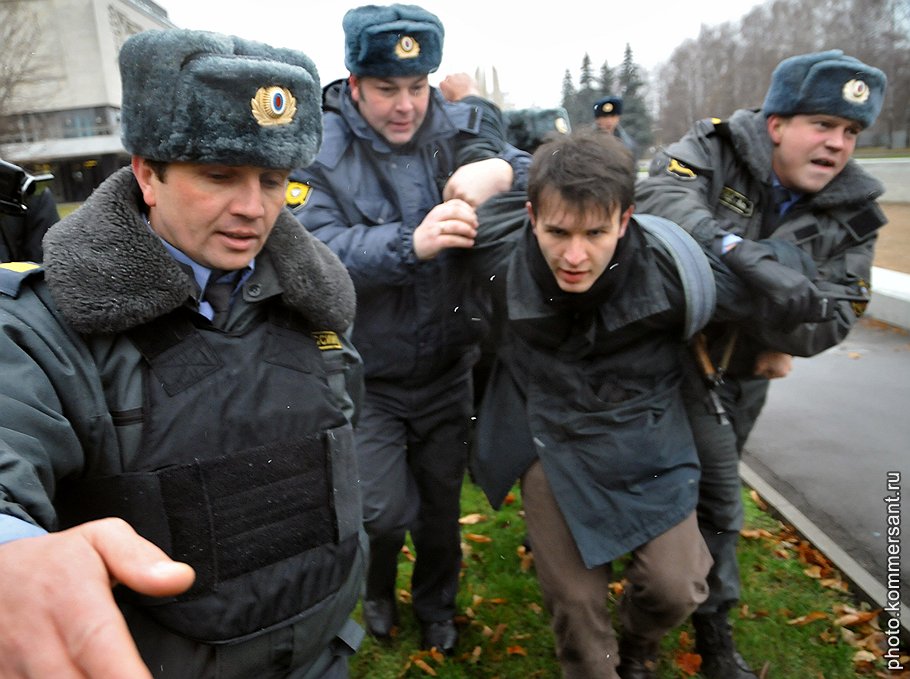 Полиция во время задержания участников митинга под лозунгом &amp;quot;МГУ против агитации за Едро и вхождения Студсоюза в ОНФ&amp;quot; у станции метро &amp;quot;Университет&amp;quot;