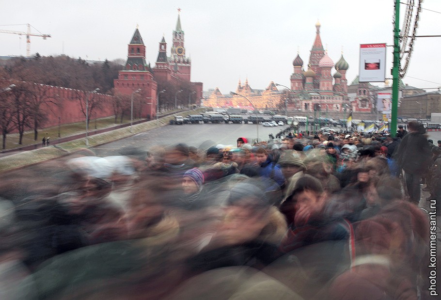 Участники митинга оппозиции. Митинг под лозунгом &amp;quot;За честные выборы&amp;quot; прошел на Болотной площади. Большой Москворецкий мост