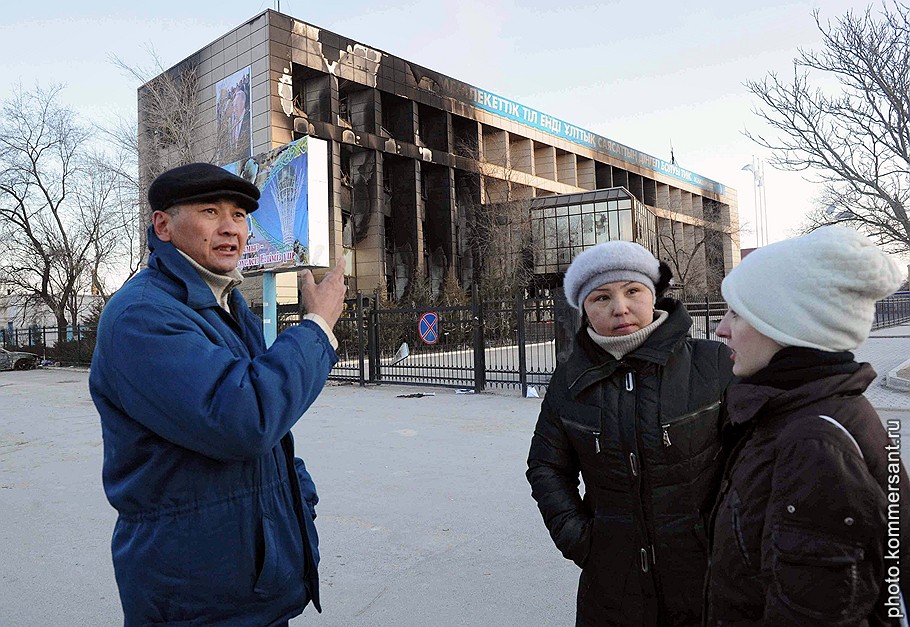 Массовые беспорядки в городе Жанаозен Мангистауской области. Сожженое здание нефтяной компании &amp;quot;Озенмунайгаз&amp;quot;