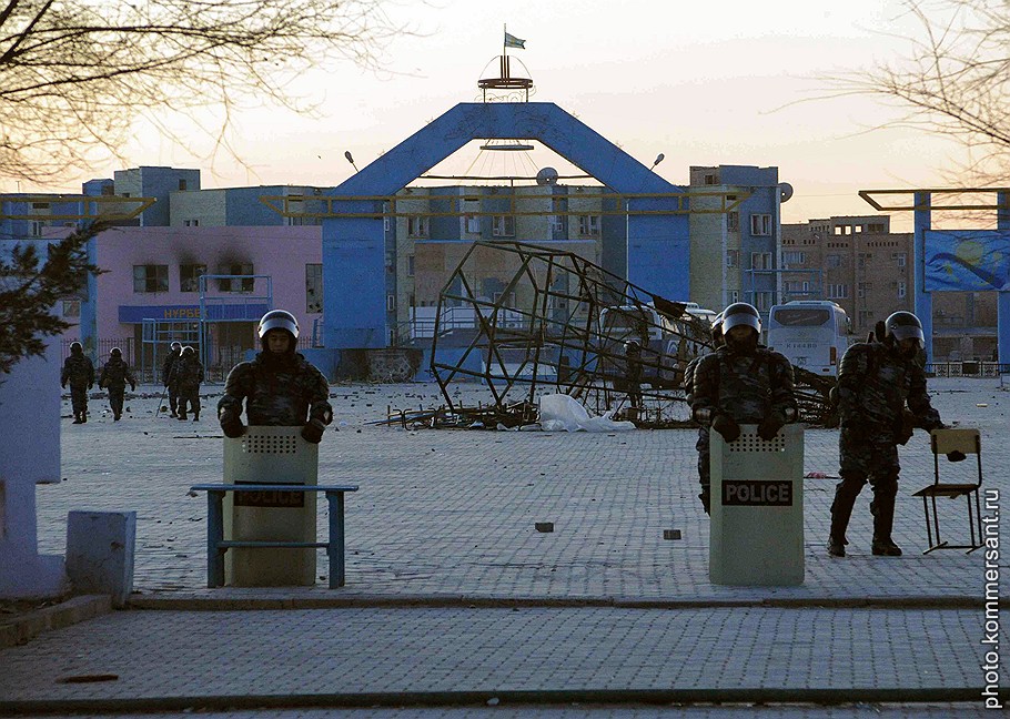 Массовые беспорядки в городе Жанаозен Мангистауской области. Сожженая елка на Центральной площади города