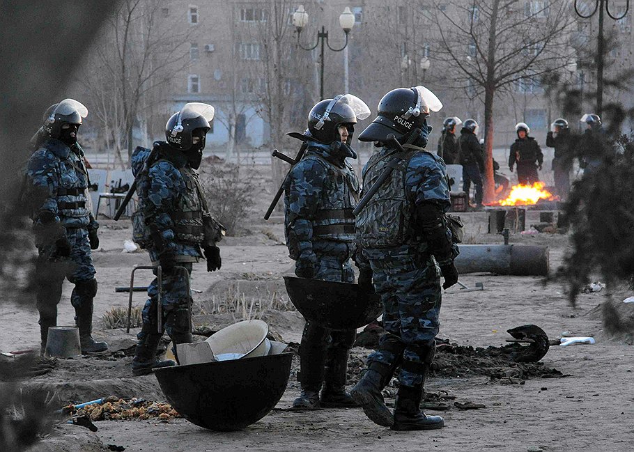 В воскресенье на опустевших улицах Жанаозена не осталось практически никого кроме омоновцев