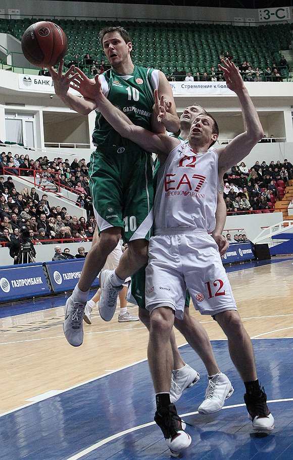 Баскетболистам УНИКСа (слева — Бостьян Нахбар) удалось пройти первый круг тop-16 без единого поражения
