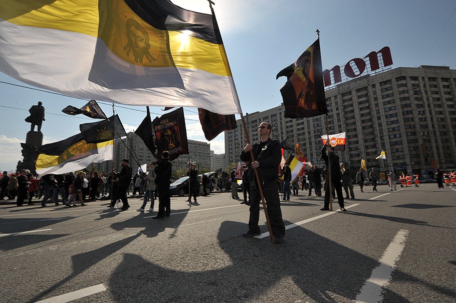Участники первомайского шествия сторонников Коммунистической партии России (КПРФ), проходящего от Калужской до Театральной площади