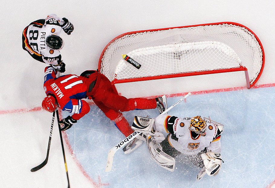 В первых матчах чемпионата мира Евгений Малкин (в красной форме) показал, что сохранил ту форму, которая позволила ему стать лучшим бомбардиром сезона в НХЛ